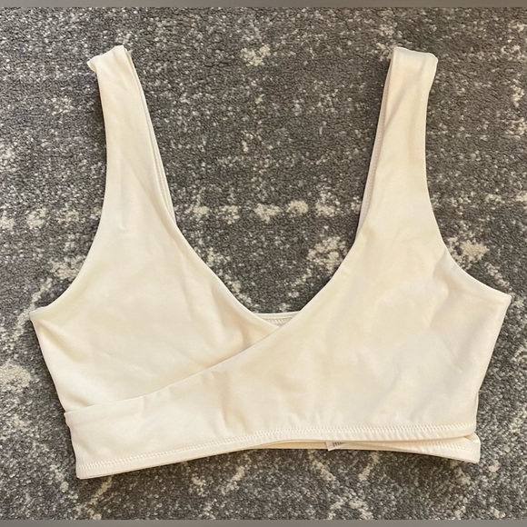 NWT- Fabletics low impact Crossover sports bra Egret -Size Small - Picture 5 of 13